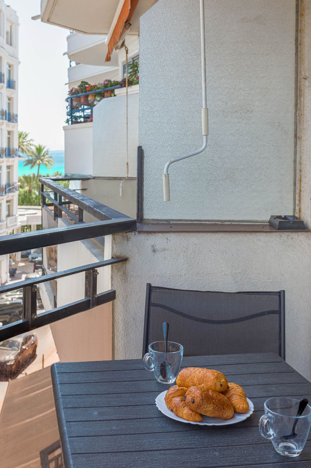 Échappée sur la Méditerranée depuis le balcon, à une minute des plages.